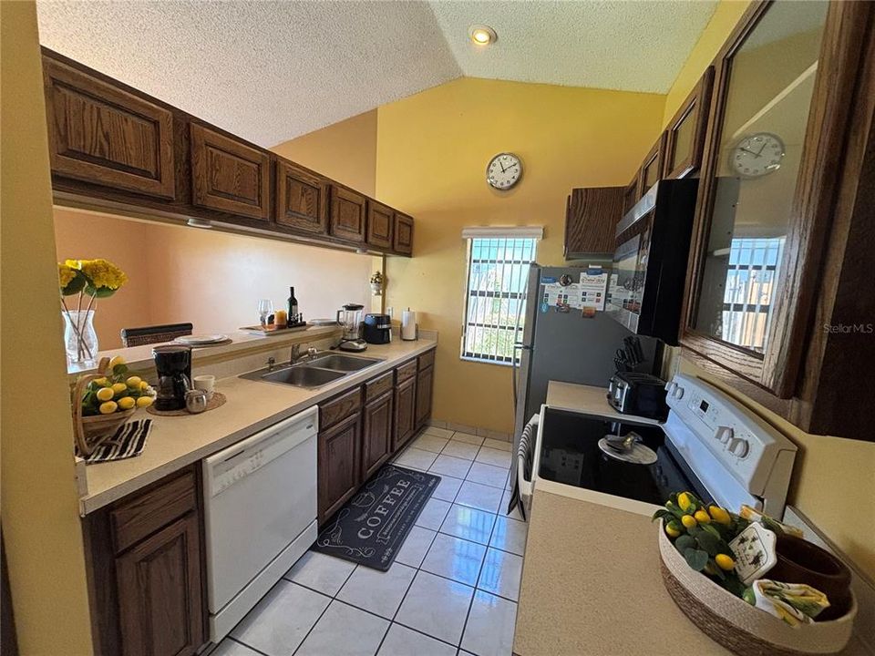 Active With Contract: $350,000 (3 beds, 2 baths, 1246 Square Feet)