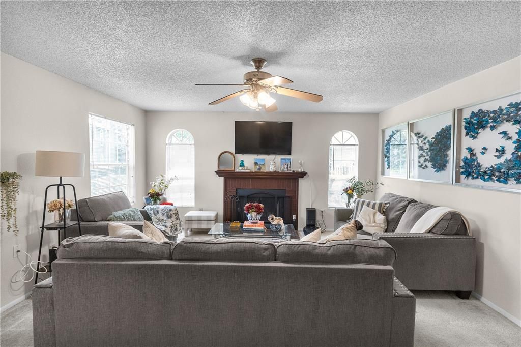 For Sale: $145,000 (2 beds, 1 baths, 1060 Square Feet)