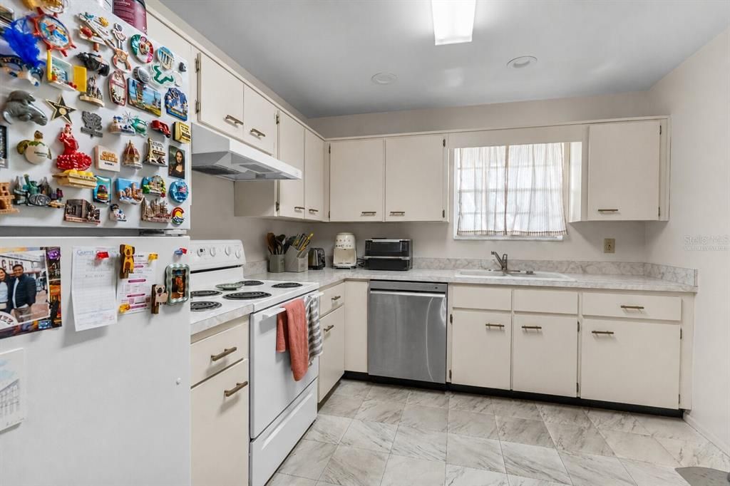 For Sale: $145,000 (2 beds, 1 baths, 1060 Square Feet)