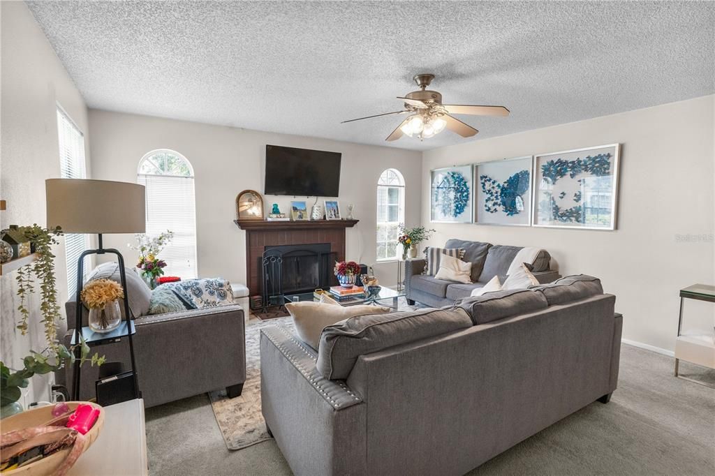For Sale: $145,000 (2 beds, 1 baths, 1060 Square Feet)
