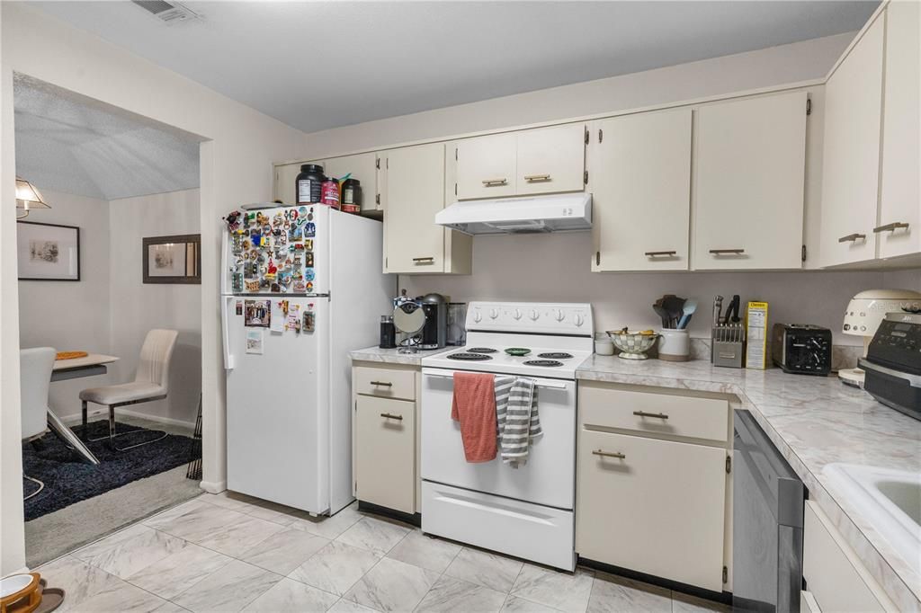 For Sale: $145,000 (2 beds, 1 baths, 1060 Square Feet)