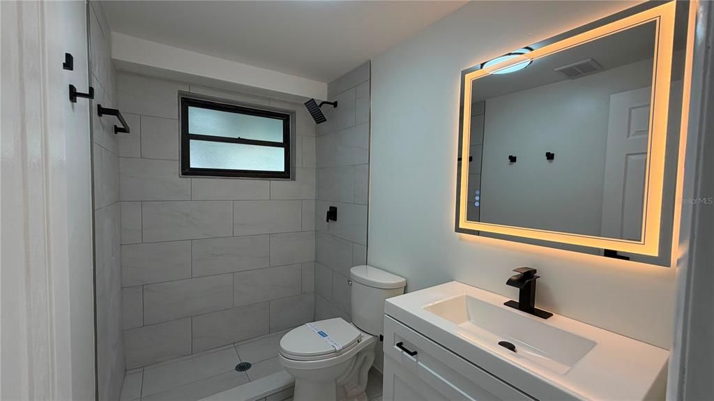 Activo con contrato: $399,990 (4 camas, 3 baños, 2002 Pies cuadrados)
