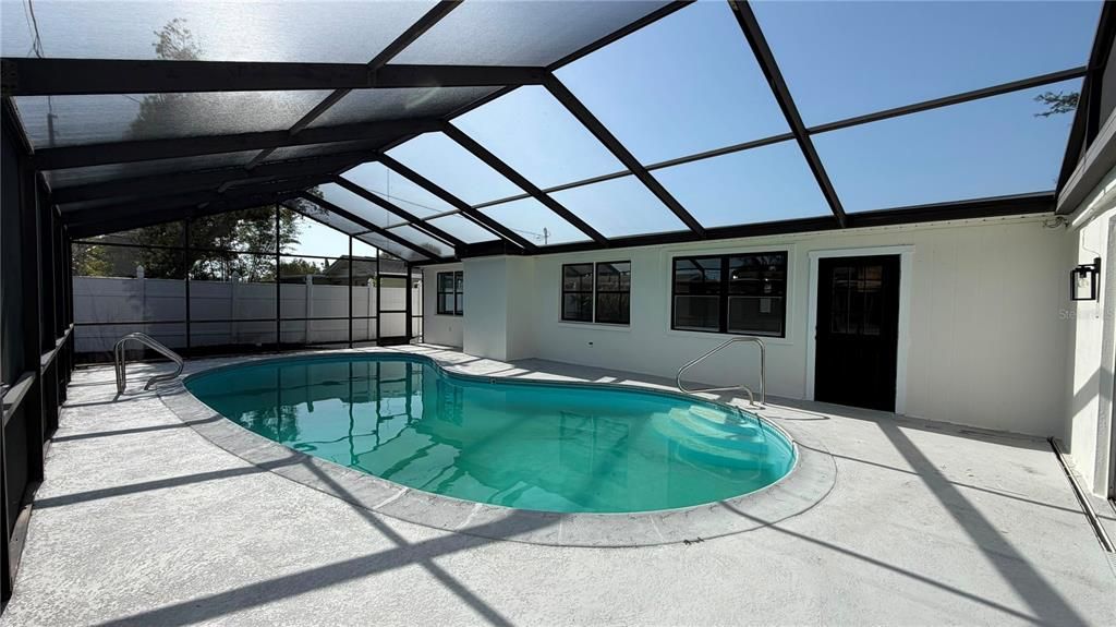 Activo con contrato: $399,990 (4 camas, 3 baños, 2002 Pies cuadrados)