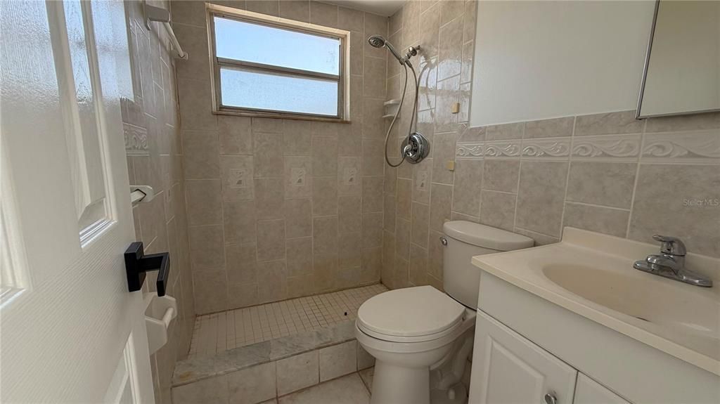 Activo con contrato: $399,990 (4 camas, 3 baños, 2002 Pies cuadrados)