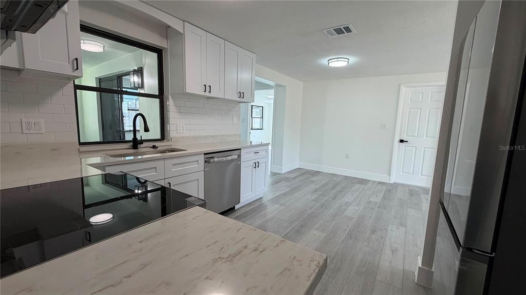 Activo con contrato: $399,990 (4 camas, 3 baños, 2002 Pies cuadrados)