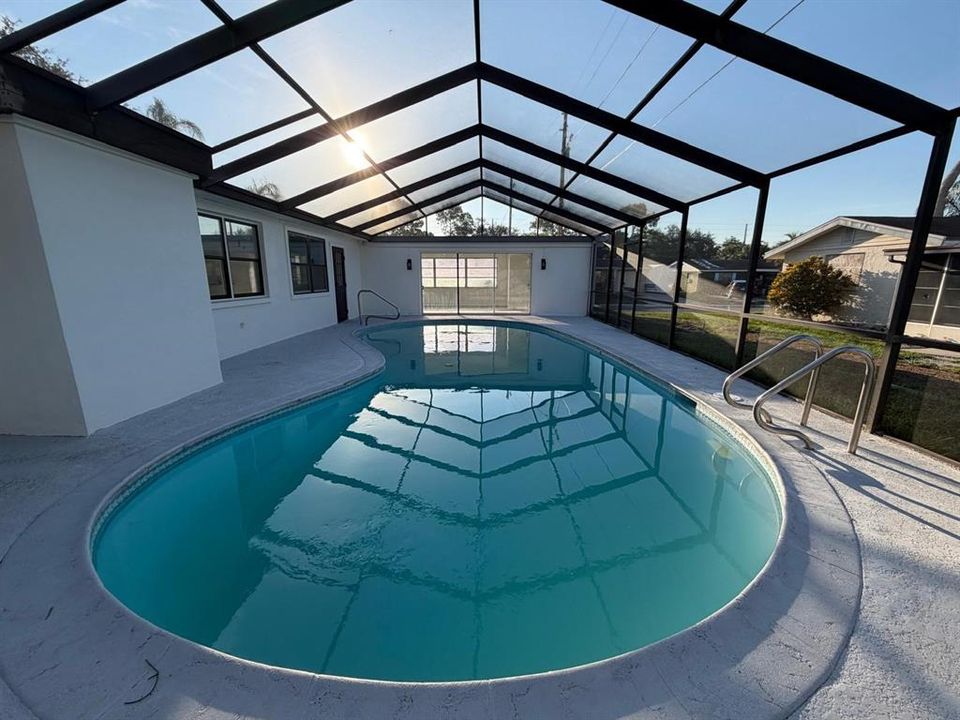 Activo con contrato: $399,990 (4 camas, 3 baños, 2002 Pies cuadrados)