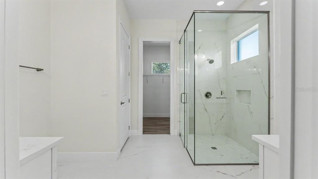 En Venta: $559,000 (5 camas, 2 baños, 2448 Pies cuadrados)