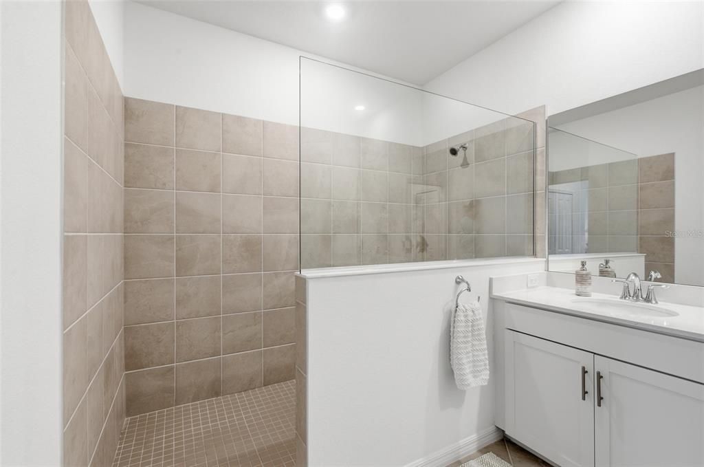 En Venta: $365,000 (3 camas, 2 baños, 2110 Pies cuadrados)