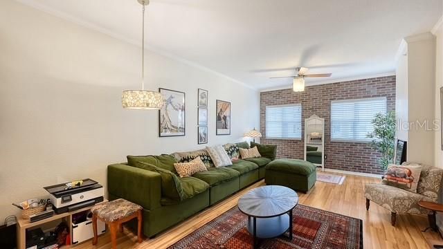 For Sale: $375,000 (1 beds, 1 baths, 804 Square Feet)