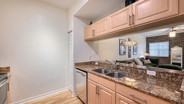 For Sale: $375,000 (1 beds, 1 baths, 804 Square Feet)