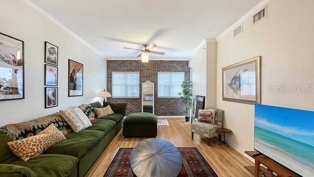 For Sale: $375,000 (1 beds, 1 baths, 804 Square Feet)
