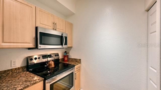 For Sale: $375,000 (1 beds, 1 baths, 804 Square Feet)