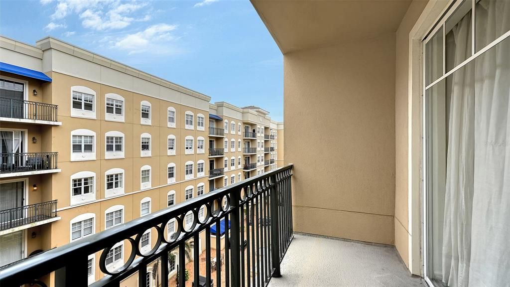 For Sale: $375,000 (1 beds, 1 baths, 804 Square Feet)