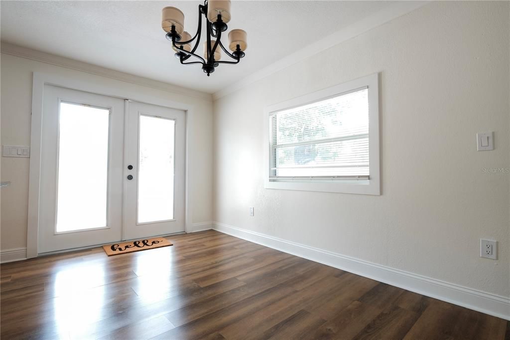 En Venta: $319,900 (3 camas, 3 baños, 1600 Pies cuadrados)