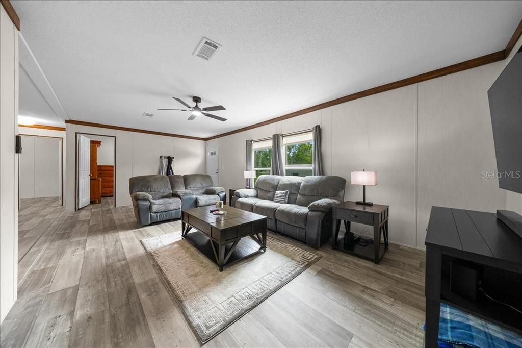 For Sale: $249,999 (3 beds, 2 baths, 1484 Square Feet)