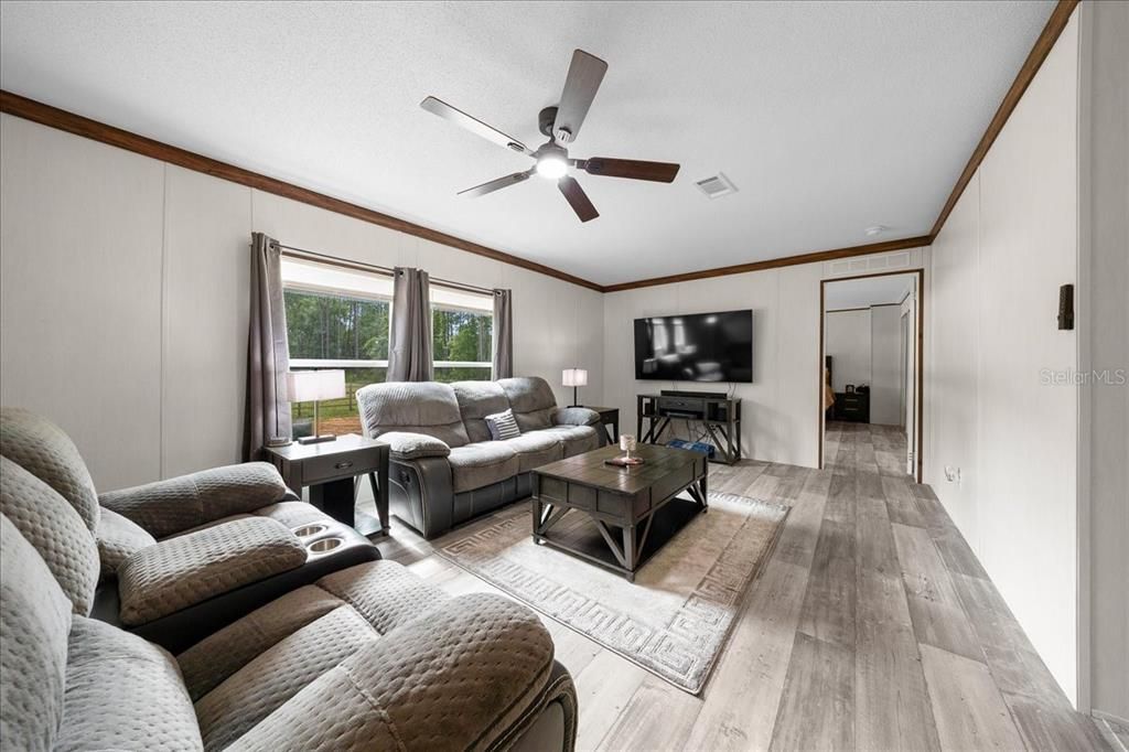For Sale: $249,999 (3 beds, 2 baths, 1484 Square Feet)