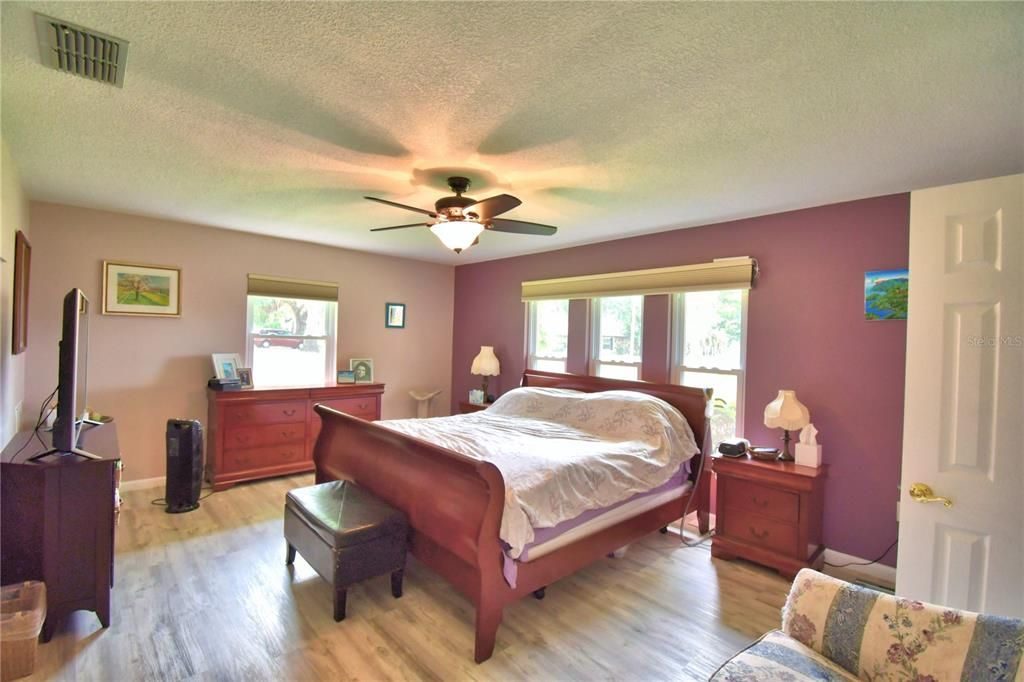 For Sale: $419,900 (3 beds, 2 baths, 1914 Square Feet)