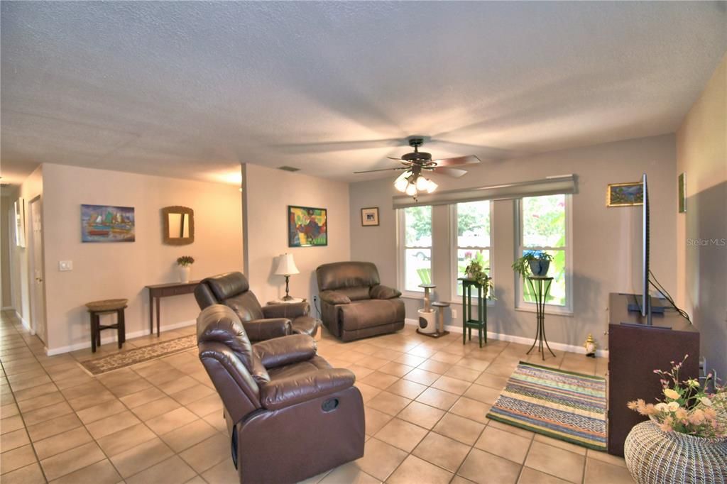 For Sale: $419,900 (3 beds, 2 baths, 1914 Square Feet)