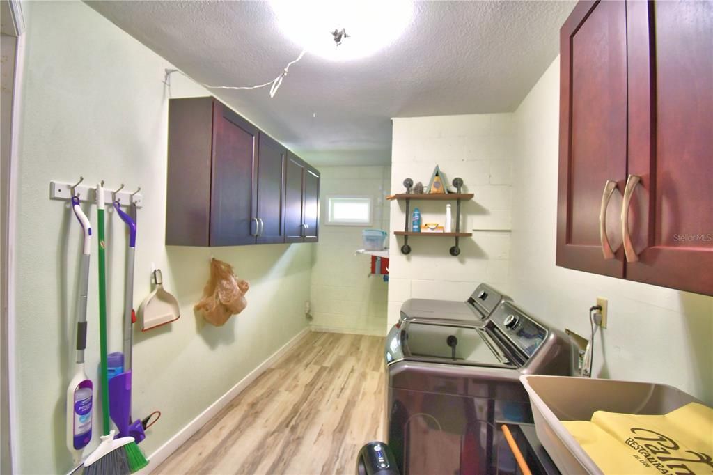 For Sale: $419,900 (3 beds, 2 baths, 1914 Square Feet)