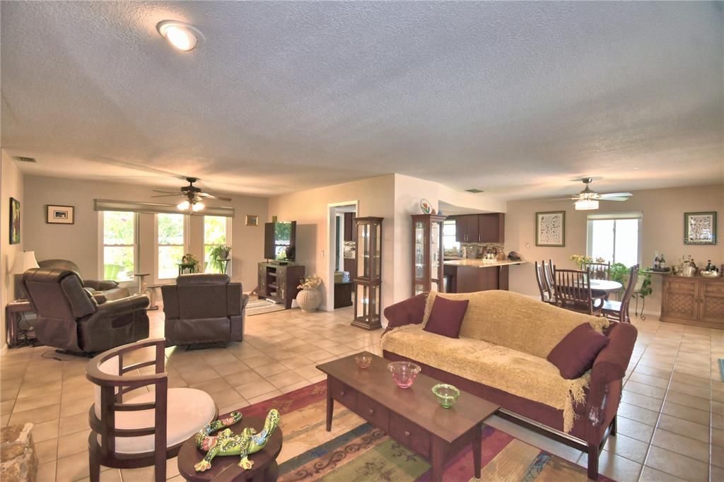 For Sale: $419,900 (3 beds, 2 baths, 1914 Square Feet)
