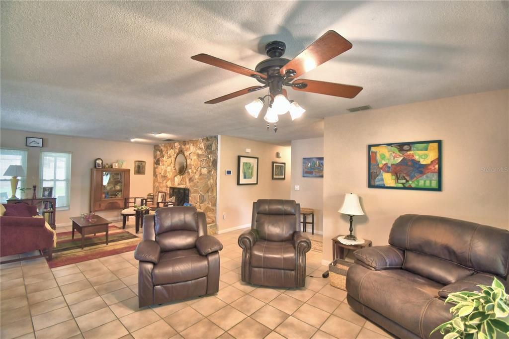For Sale: $419,900 (3 beds, 2 baths, 1914 Square Feet)