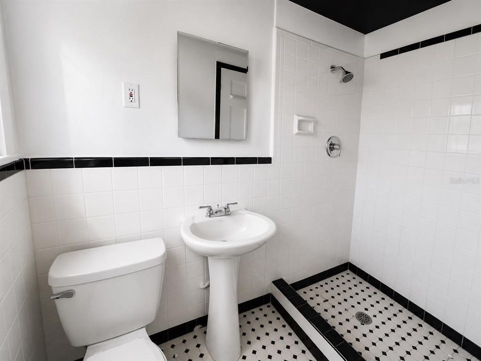 В аренду: $950 (0 спален, 1 ванн, 165 Квадратных фут)