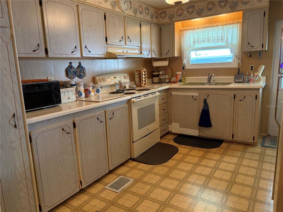 For Sale: $126,600 (2 beds, 1 baths, 960 Square Feet)