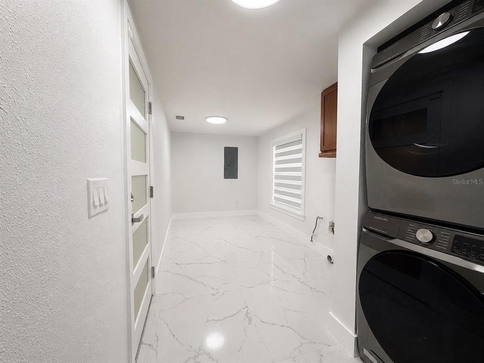 Под контрактом: $565,000 (4 спален, 2 ванн, 1421 Квадратных фут)