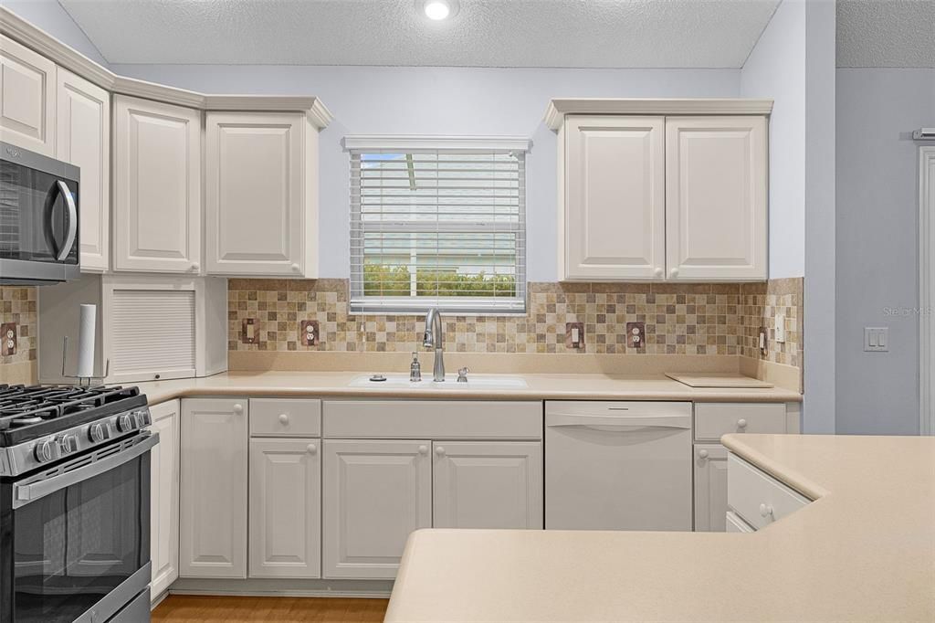 For Sale: $373,000 (3 beds, 2 baths, 1392 Square Feet)