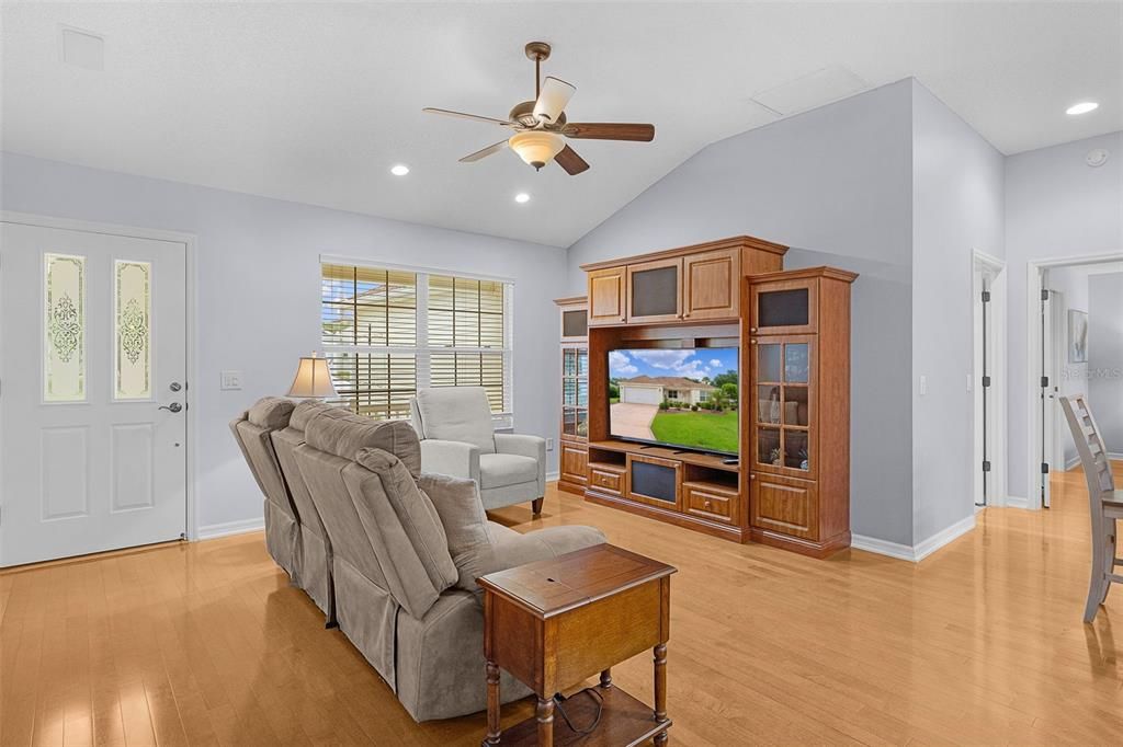 For Sale: $373,000 (3 beds, 2 baths, 1392 Square Feet)