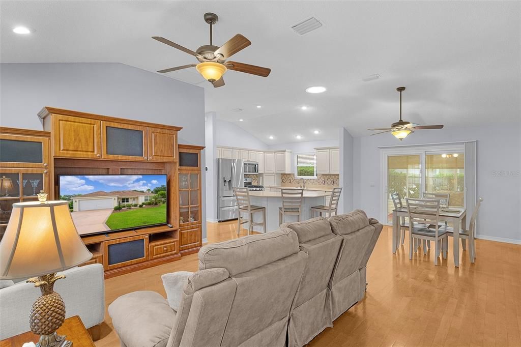 For Sale: $373,000 (3 beds, 2 baths, 1392 Square Feet)