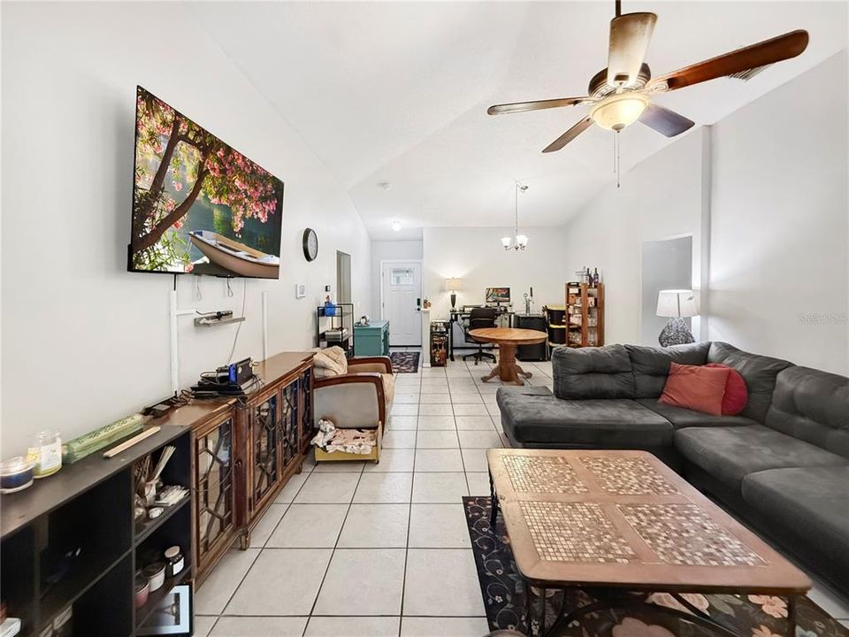 En Venta: $330,000 (4 camas, 2 baños, 1467 Pies cuadrados)