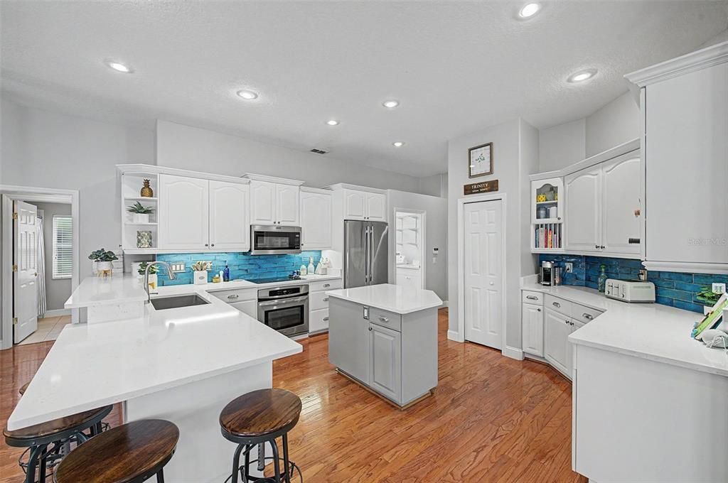 Activo con contrato: $665,000 (4 camas, 3 baños, 2886 Pies cuadrados)