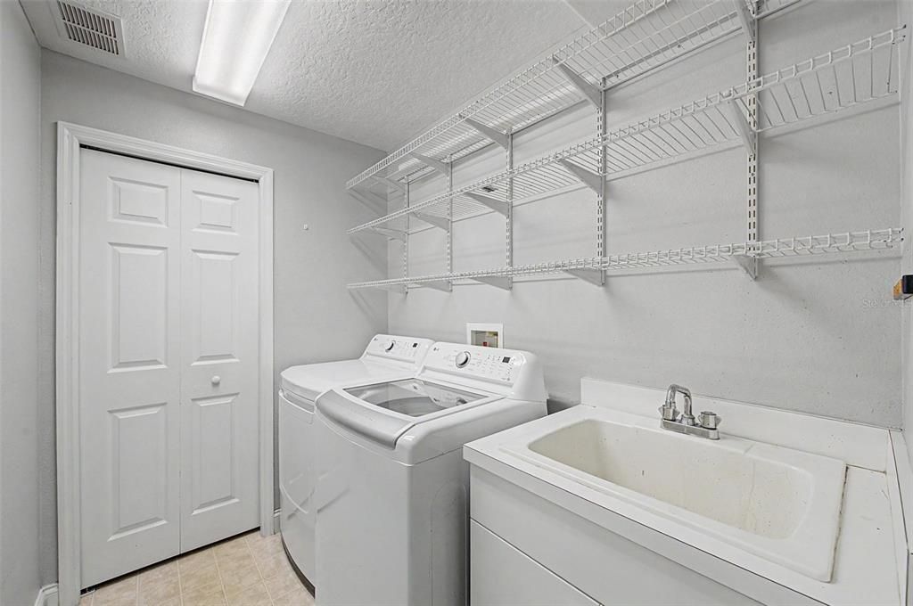 Activo con contrato: $665,000 (4 camas, 3 baños, 2886 Pies cuadrados)