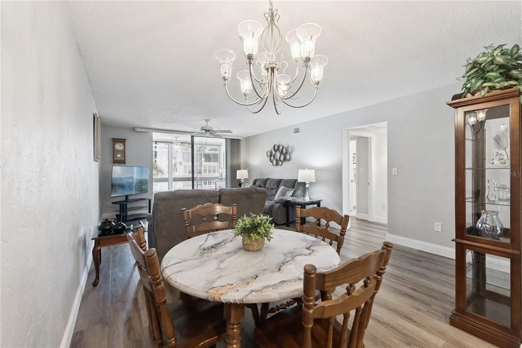 На продажу: $159,900 (2 спален, 2 ванн, 1056 Квадратных фут)
