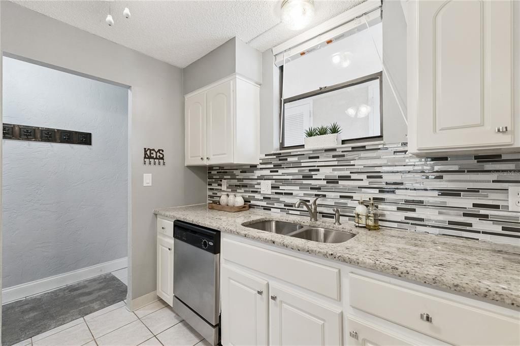 На продажу: $159,900 (2 спален, 2 ванн, 1056 Квадратных фут)