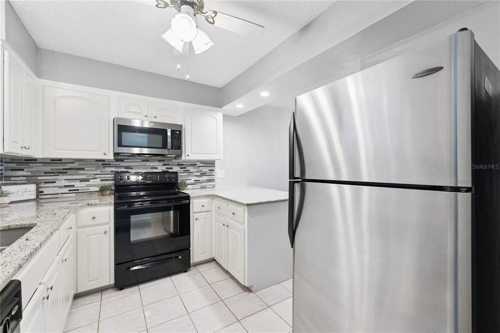 На продажу: $159,900 (2 спален, 2 ванн, 1056 Квадратных фут)