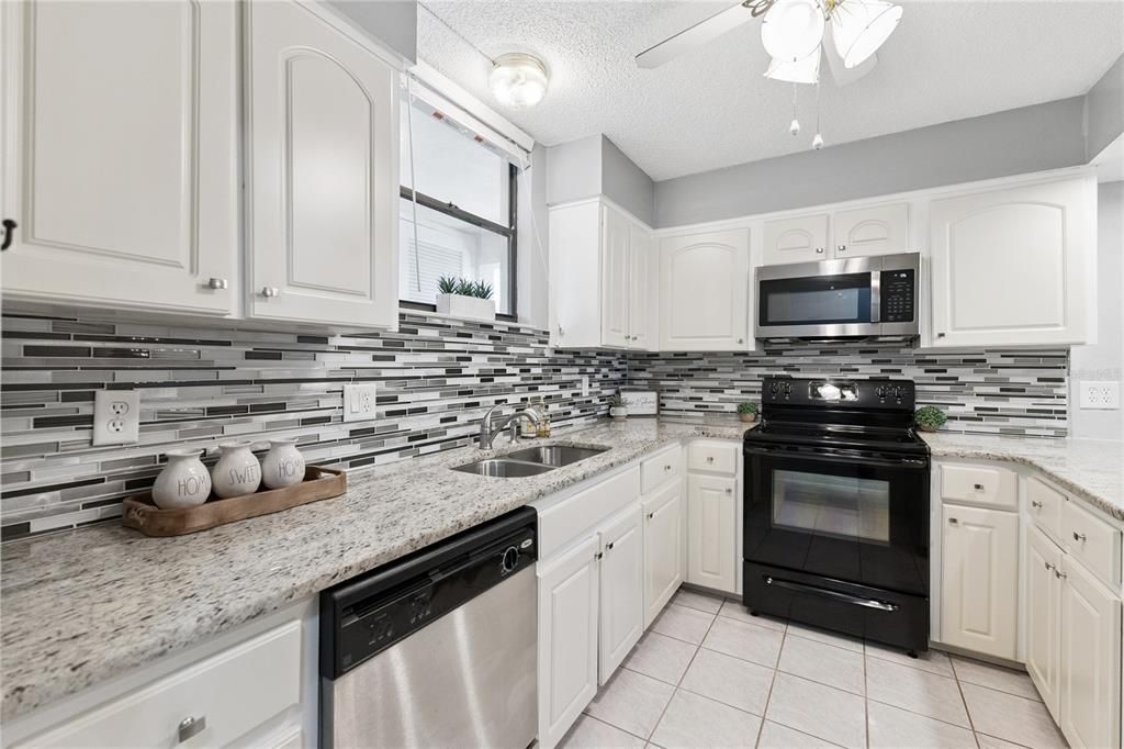 На продажу: $159,900 (2 спален, 2 ванн, 1056 Квадратных фут)