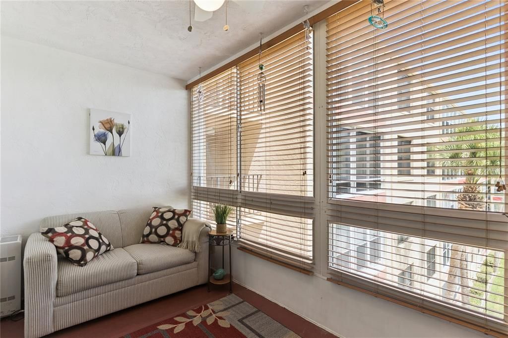 На продажу: $159,900 (2 спален, 2 ванн, 1056 Квадратных фут)