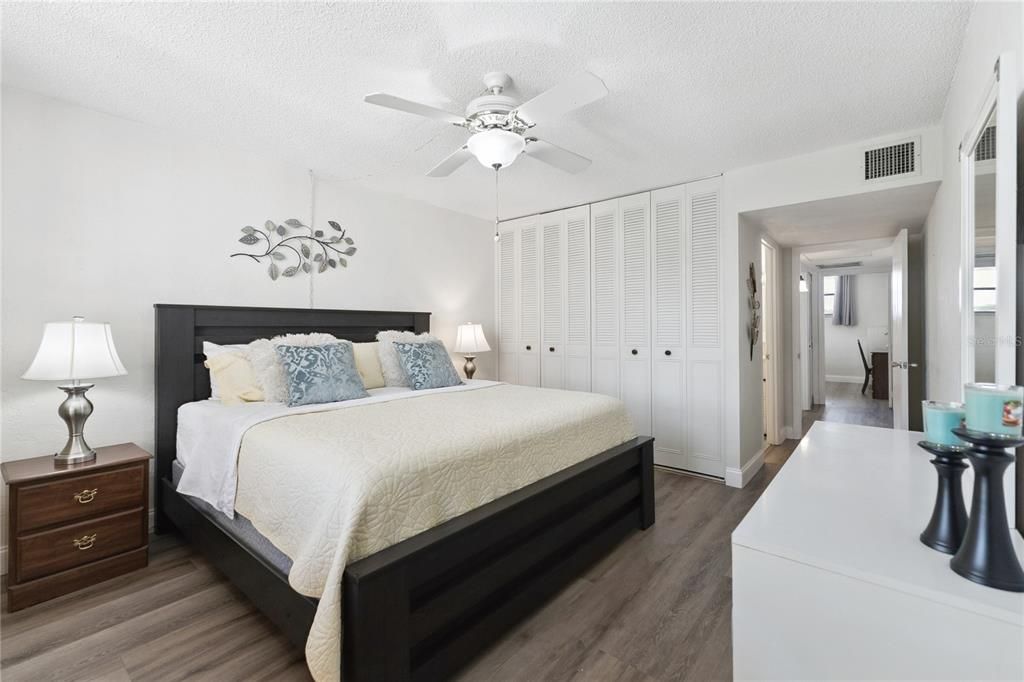 На продажу: $159,900 (2 спален, 2 ванн, 1056 Квадратных фут)