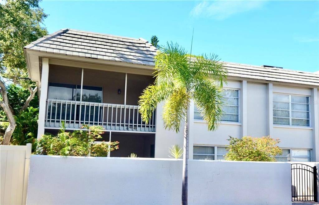For Rent: $2,250 (2 beds, 2 baths, 1122 Square Feet)