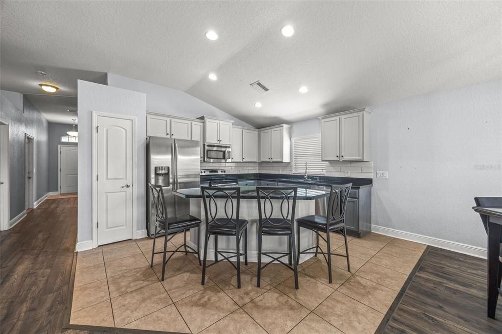 На продажу: $364,995 (3 спален, 2 ванн, 1507 Квадратных фут)