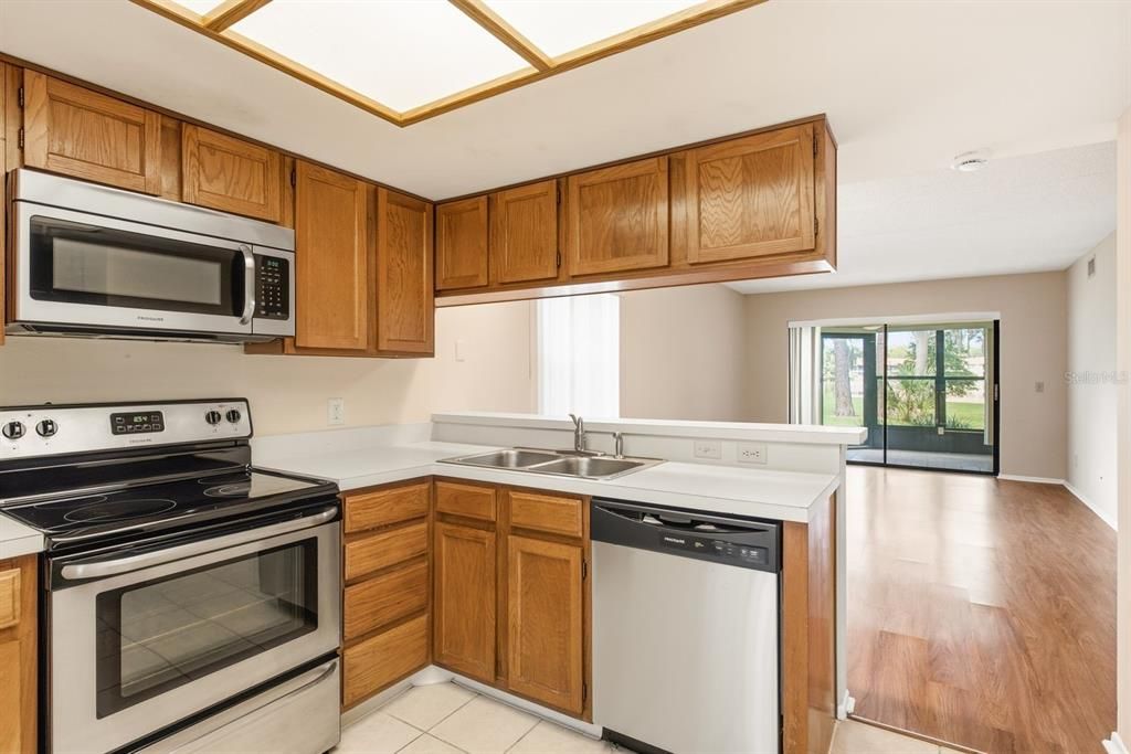 На продажу: $188,000 (2 спален, 2 ванн, 924 Квадратных фут)