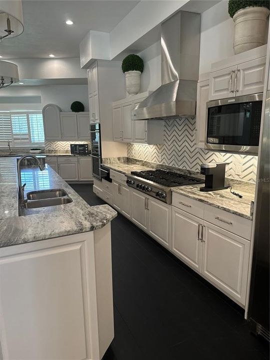 На продажу: $3,699,999 (8 спален, 9 ванн, 8739 Квадратных фут)