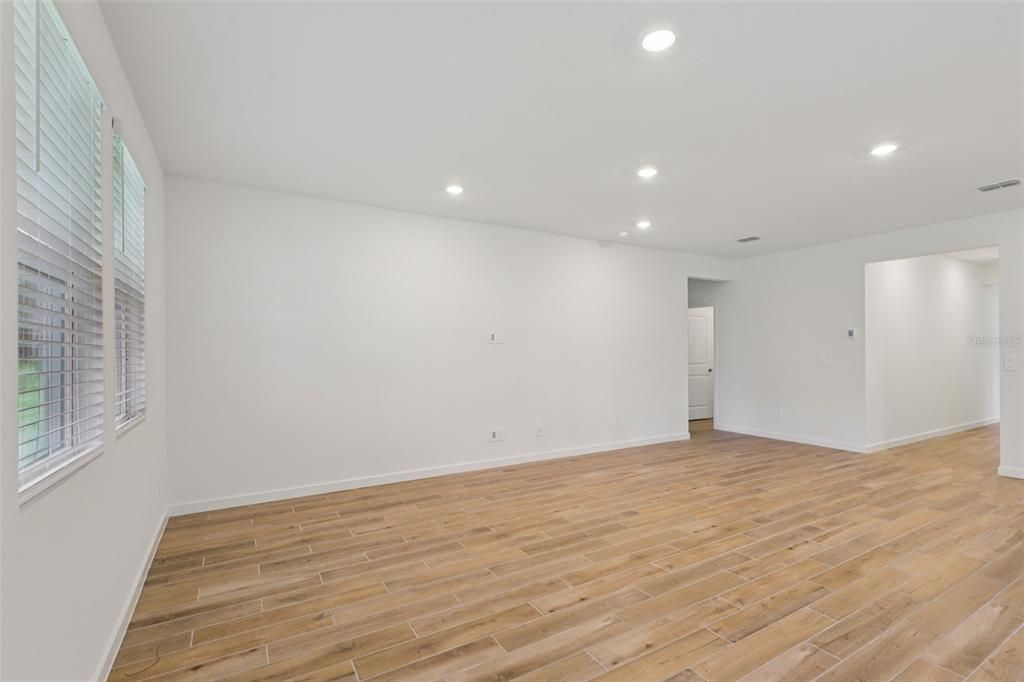 En Venta: $370,990 (4 camas, 3 baños, 2193 Pies cuadrados)