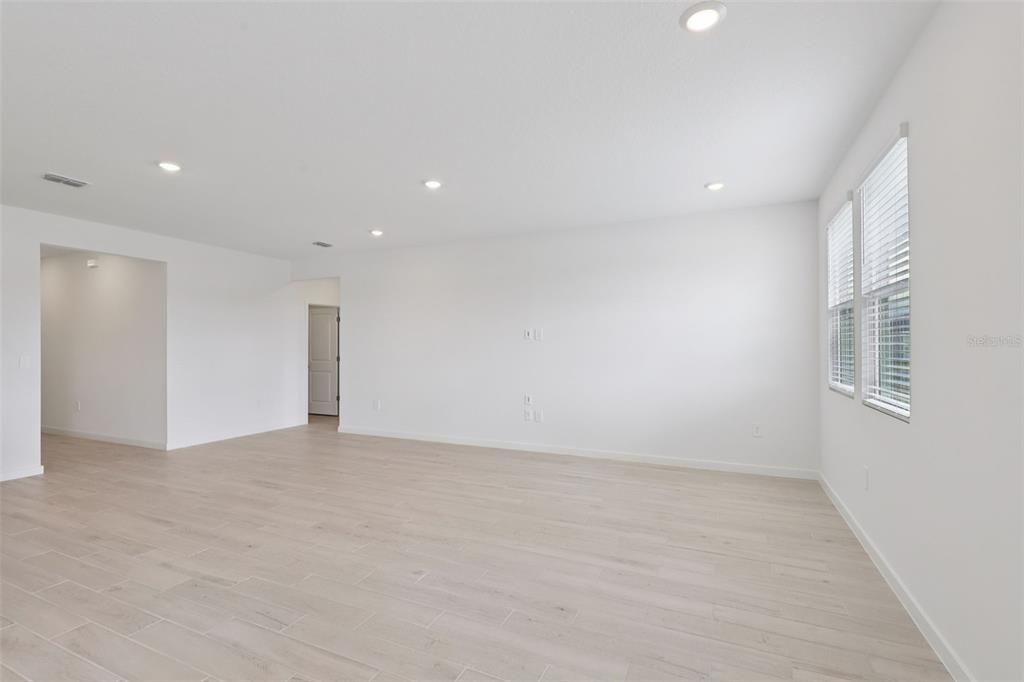 Active With Contract: $378,990 (4 beds, 3 baths, 2193 Square Feet)