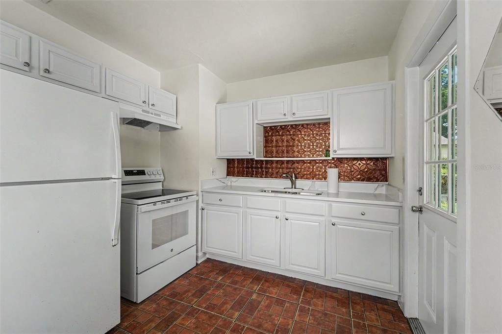 For Sale: $249,000 (2 beds, 1 baths, 696 Square Feet)