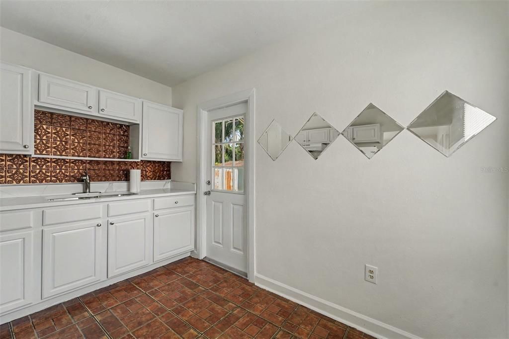 For Sale: $249,000 (2 beds, 1 baths, 696 Square Feet)