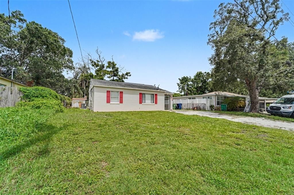 For Sale: $249,000 (2 beds, 1 baths, 696 Square Feet)