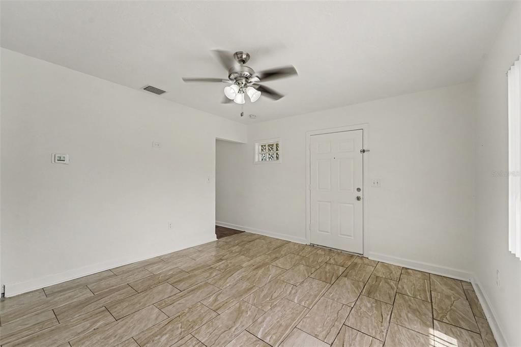 For Sale: $249,000 (2 beds, 1 baths, 696 Square Feet)